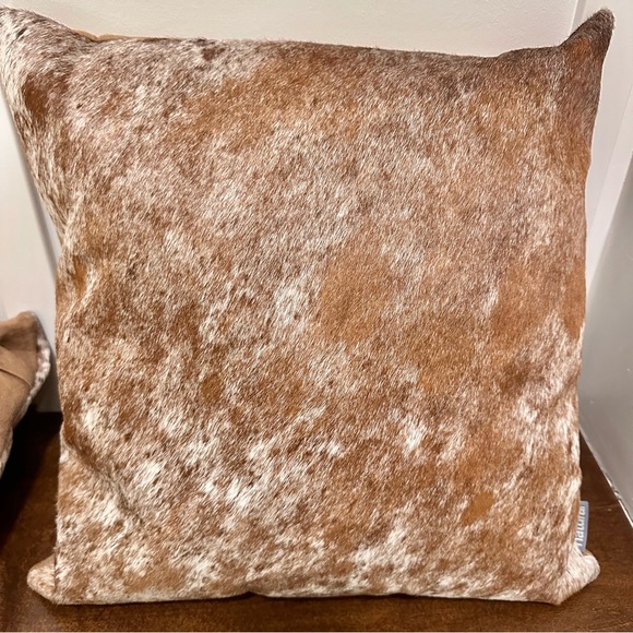 Set of 2 Cowhide Pillows 17 x 17 Inches Brown Beige Tan White EUC! Home Decor - Picture 7 of 13